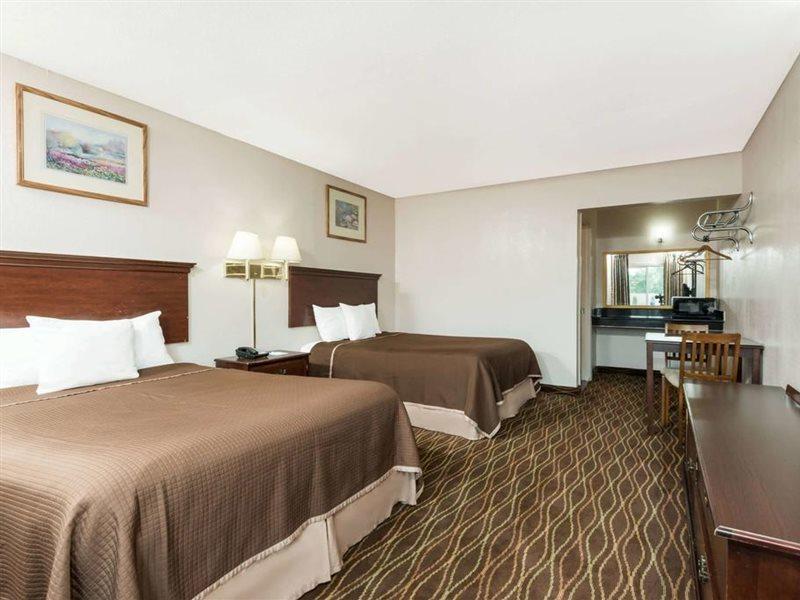 Howard Johnson By Wyndham Springfield Exterior photo