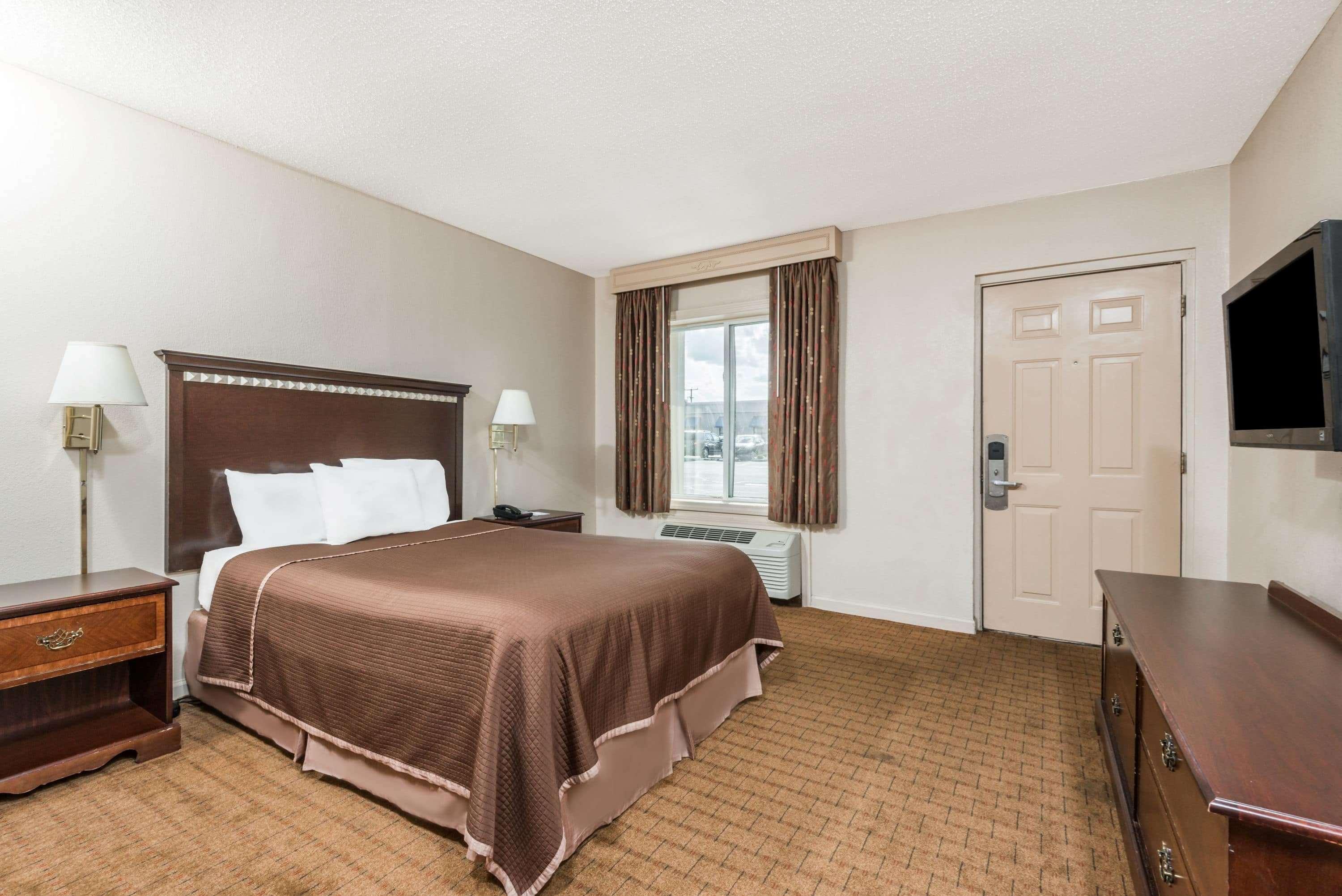 Howard Johnson By Wyndham Springfield Exterior photo