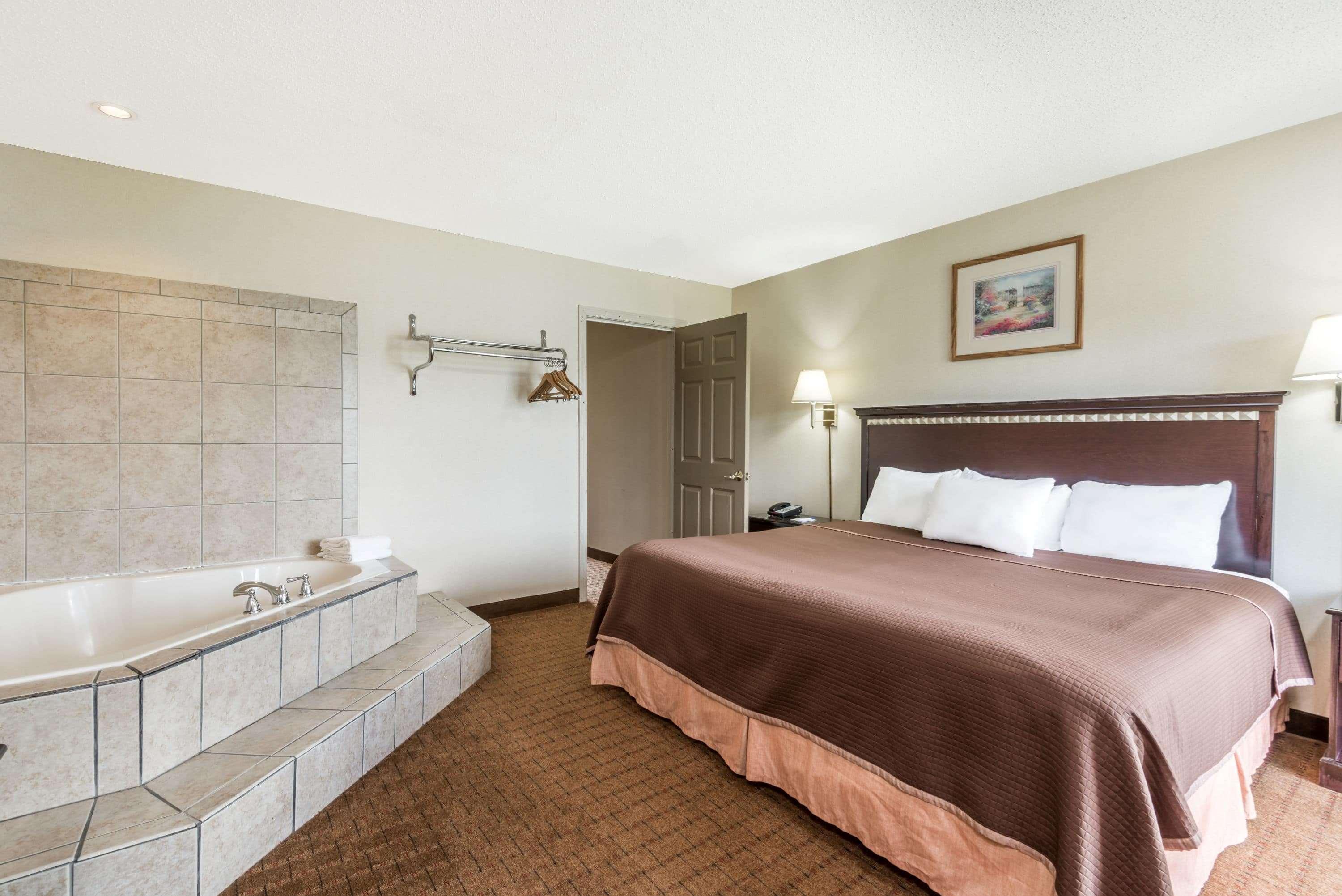 Howard Johnson By Wyndham Springfield Exterior photo