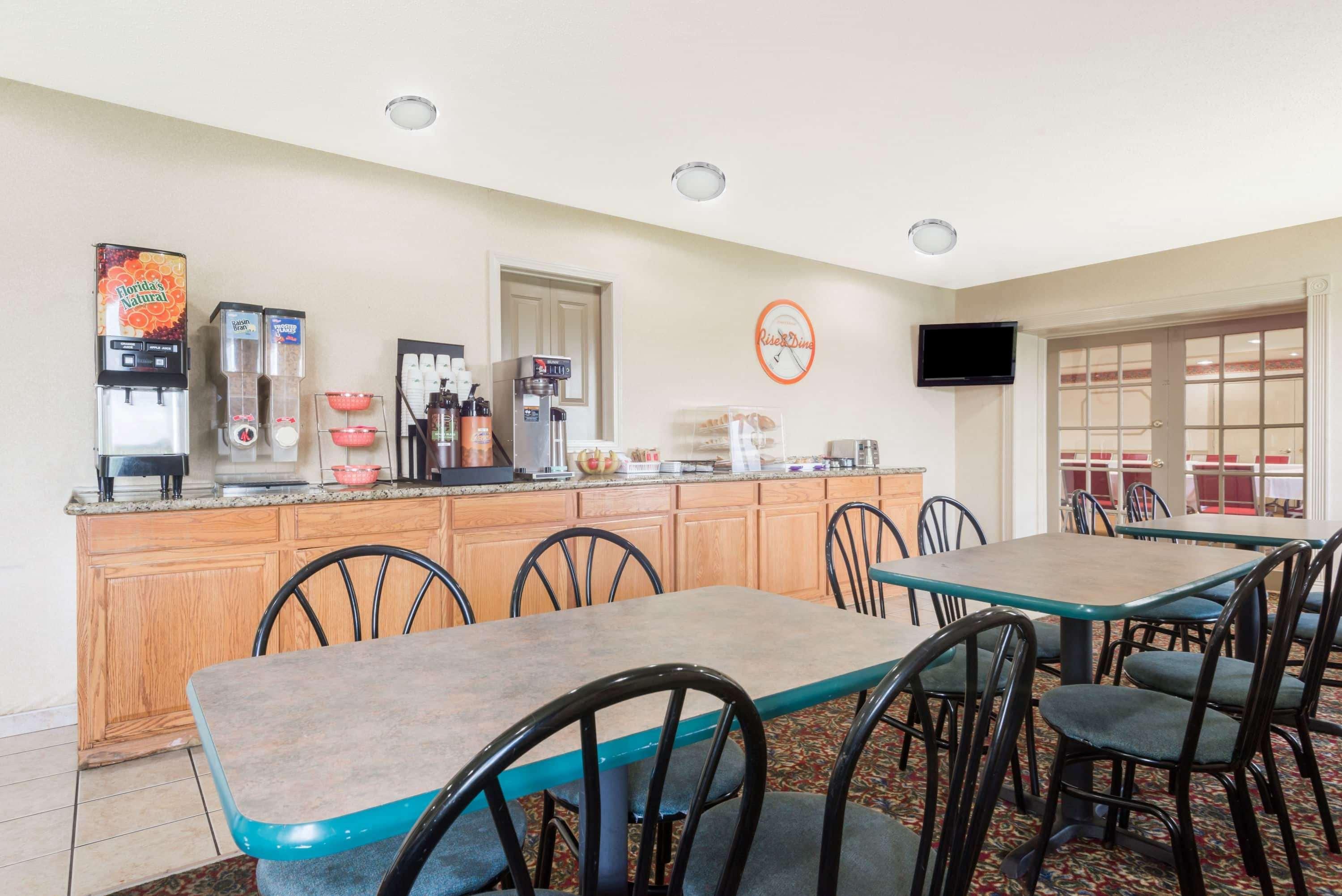 Howard Johnson By Wyndham Springfield Exterior photo
