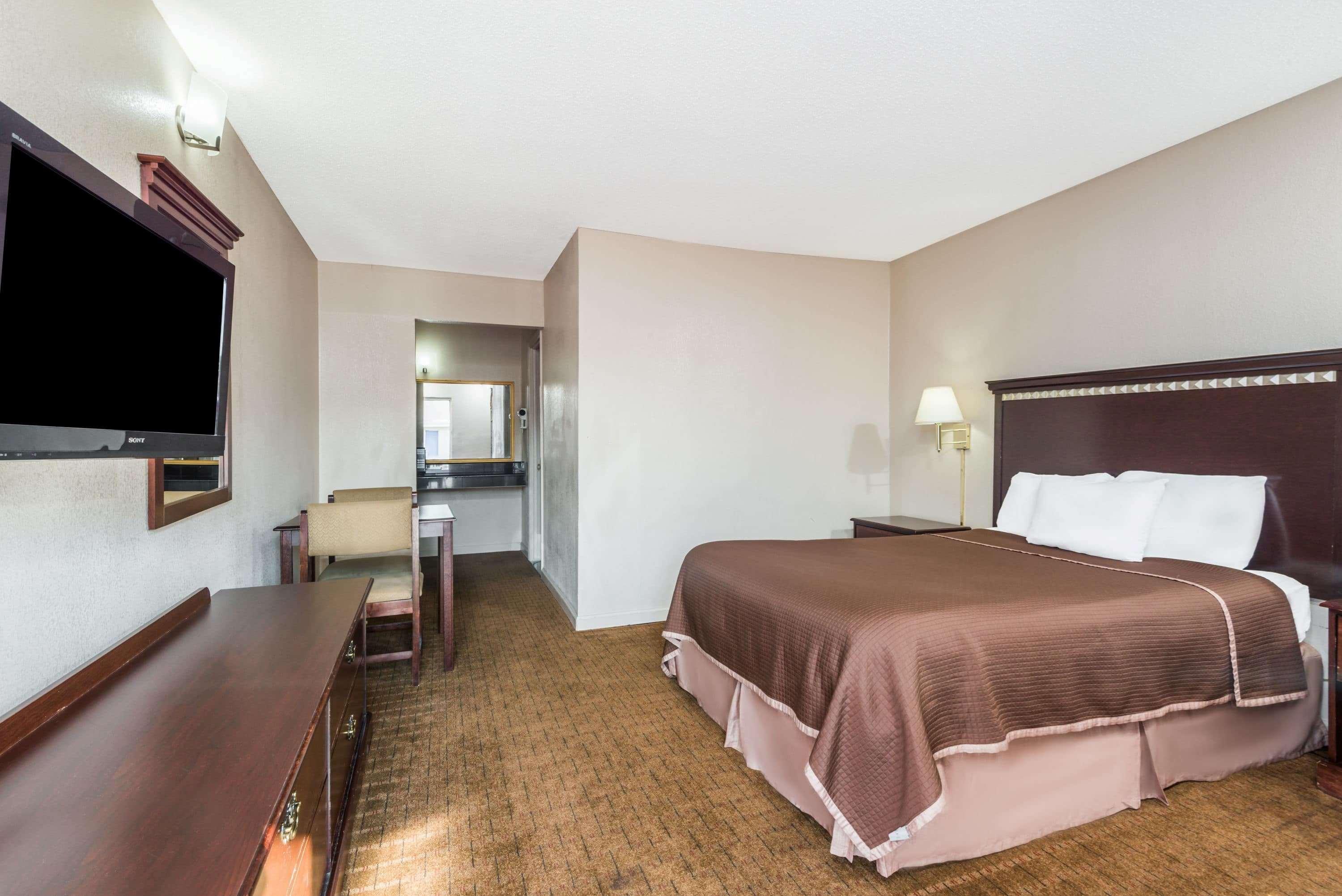 Howard Johnson By Wyndham Springfield Exterior photo