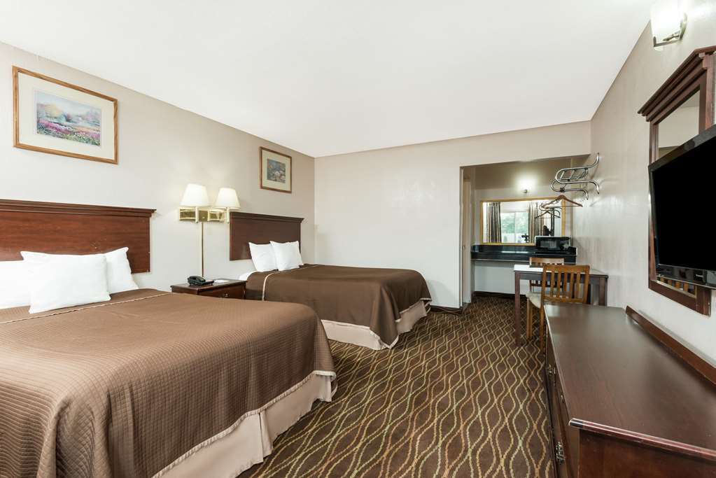 Howard Johnson By Wyndham Springfield Room photo